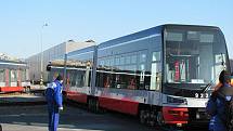 Další z řady tramvají Škoda ForCity odjela v pondělí na traileru do Prahy.