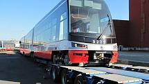 Další z řady tramvají Škoda ForCity odjela v pondělí na traileru do Prahy.