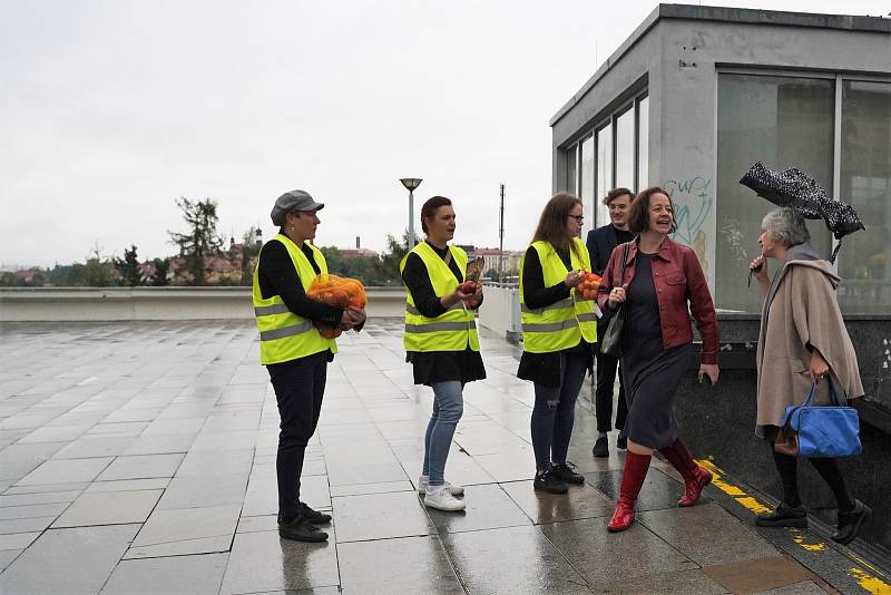 Zemědělci rozdávají u metra Vyšehrad jablka a brambory náhodným kolemjdoucím v rámci protestu proti zemědělské politice.