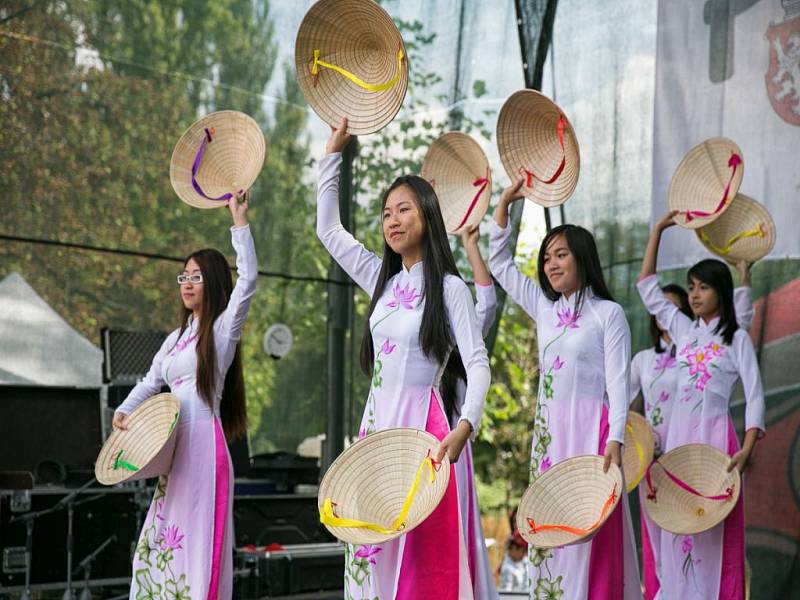  Barevná devítka - multikulturní festival plný hudby, tance, zpěvu a barev. 