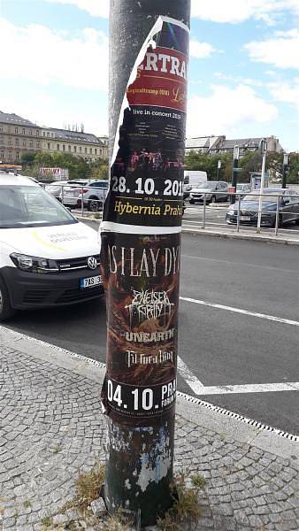 Praha bojuje s černou reklamou. Náklady šplhají do milionů.