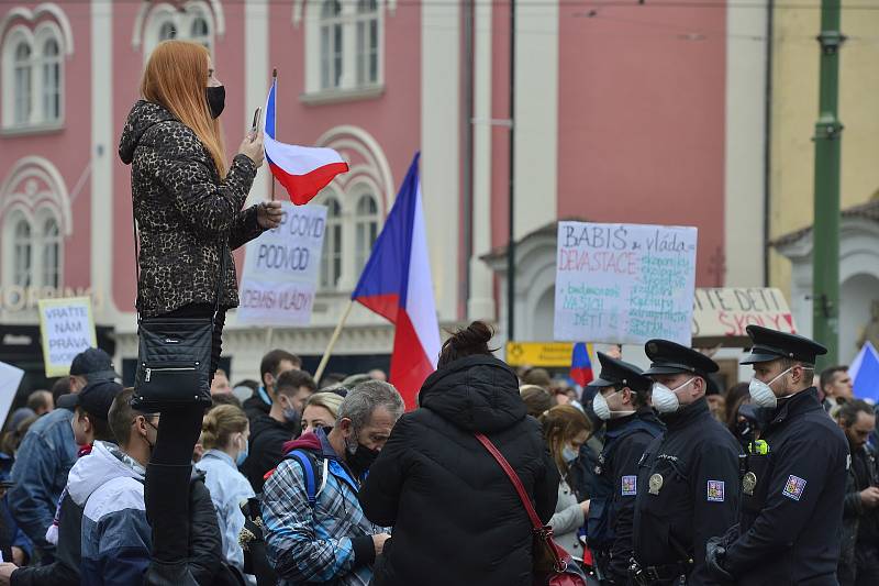 Ve středu 28. října 2020 se na náměstí Republiky v centru Prahy konala demonstrace proti vládním opatřením kvůli infekční nemoci covid-19.