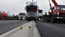 Kamion na D11 před Prahou najel na betonová svodidla.