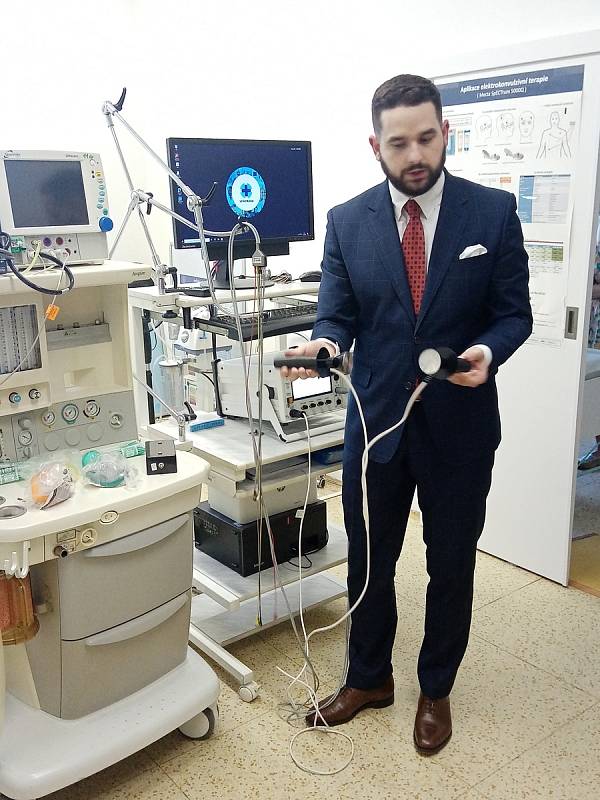 Šéf neurostimulačního centra VFN Jozef Buday demonstruje průběh elektrokonvulzivní terapie.