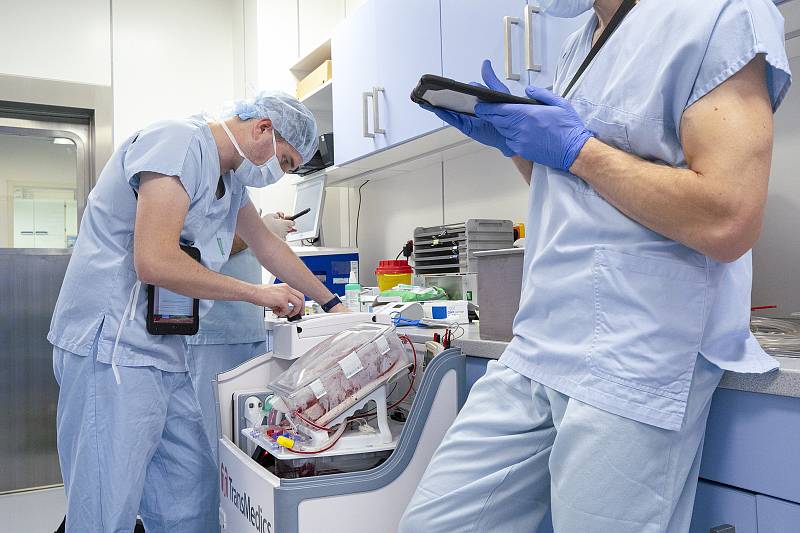 IKEM poprvé použil metodu tzv. převozu bijícího srdce k transplantaci mezi dvěma státy. V Česku tak nový orgán zachránil život malému dítěti.