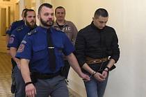 Olegse Lukjanovs (druhý zprava) a Antons Maslaks (vpravo) si za ubití cestujícího k smrti v autobuse MHD odsedí osm let ve vězení.