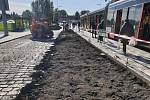 Rozšiřování tramvajového ostrůvku zastávky Malostranská.