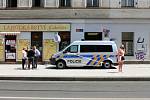 Muž v úterý 29. června zaútočil na úřadu práce v Bělehradské ulici v Praze 2, kde postřelil pracovnici. Ta později v nemocnici zemřela.