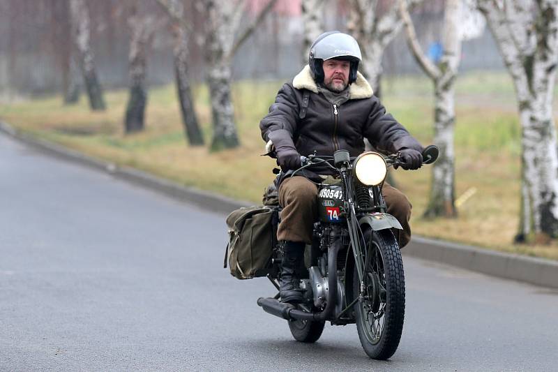 Slavnostní vzpomínková akce u nového památníku výsadku Anthropoid v Nehvizdech. Městys má nyní památníky dva, původní za dálnicí a nový, otevřený 29. prosince 2021.