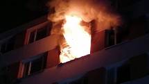 Při požáru v Praze 4 zemřela jedna osoba, plameny byt zcela zničily.