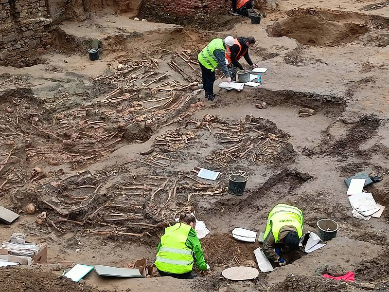 Archeologické a antropologické zkoumání na bývalém hřbitově v Karlíně.