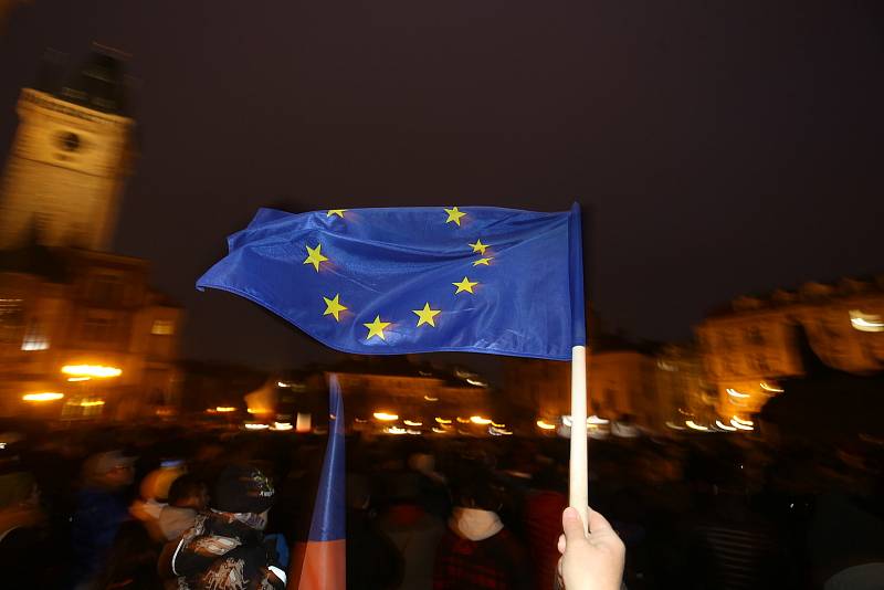 Z předvolební kampaně 'Všichni za pravdu!' na podporu prezidentského kandidáta Petra Pavla na Staroměstském náměstí v Praze.