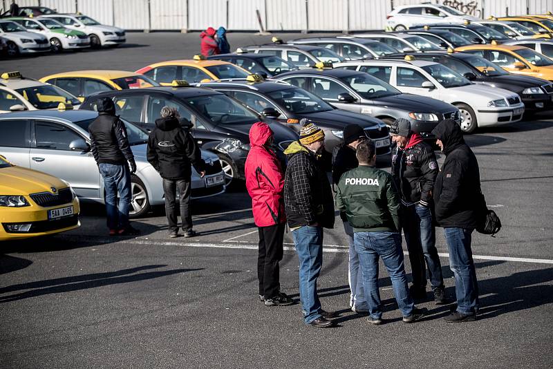 Nespokojení taxikáři opět protestovali proti službám typu Uber 1. března na pražském Strahově.