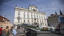 Spitfire ozdobil v pátek pražské Hradčanské náměstí na připomínku 70. výročí návratu československých letců do vlasti. 