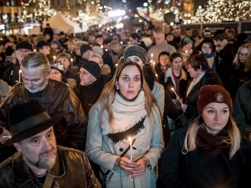 Lidé uctili památku 50. výročí upálení Jana Palacha Pochodem světla 16. ledna v Praze.