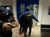 Kriminalisté z Palmovky zadrželi dvojici, která přepadla a oloupila muže v pražském Hloubětíně.