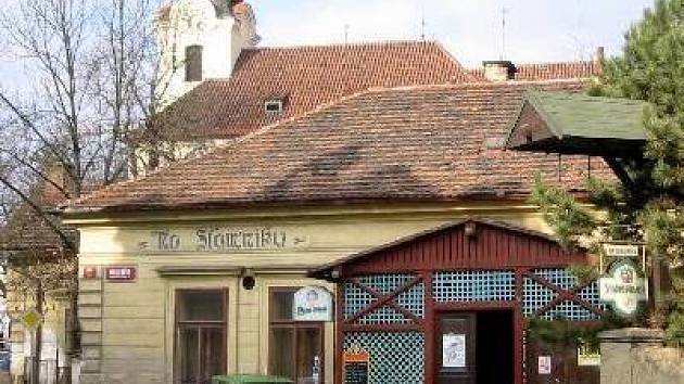 Slavná bubenečská restaurace stojí na stejném místě již od konce šestnáctého století a patří tak mezi desítku nejstarších hospod v Praze. 