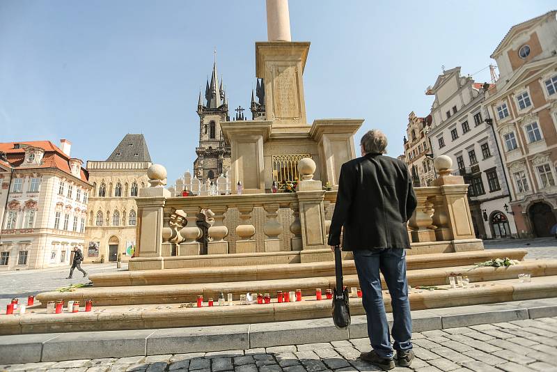 Pietní místo za oběti covidu vzniklo na Staroměstském náměstí v Praze.