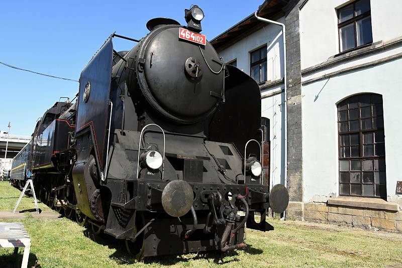 Z areálu Národního technického muzea u Masarykova nádraží z centru Prahy byla ve čtvrtek odvezena ke generální opravě parní rychlíková lokomotiva 464.102 s přezdívkou Ušatá.