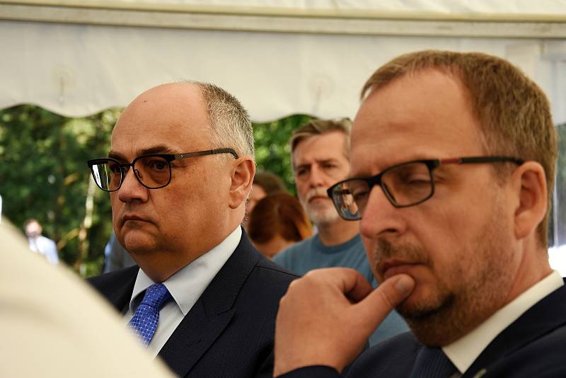 Plovoucí fotovoltaická elektrárna na hladině horní nádrže přečerpávací vodní elektrárny Štěchovice II. Ministryně životního prostředí Anna Hubáčková (za KDU-ČSL) a generální ředitel ČEZ Daniel Beneš podepsali memorandum o spolupráci při ochraně klimatu.