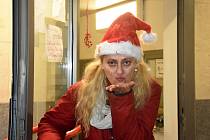 Vánoční výzdobou ozvláštnila toaletářka veřejné záchodky u stanice metra Kobylisy. Podobné ozvláštnění chystá i k jiným příležitostem během roku.