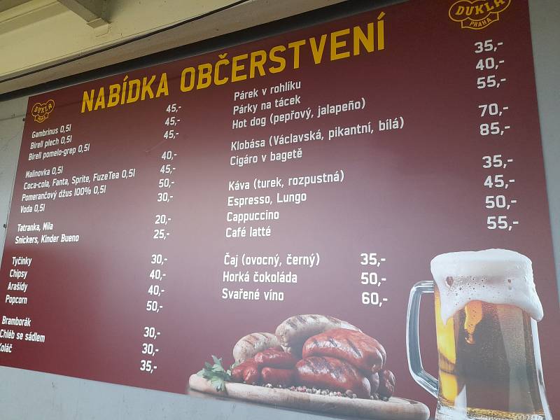 Atmosféra, pivo a klobásky při pohárovém derby Dukla - Slavia