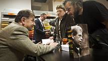 Diplomat, překladatel a publicista Michael Žantovský podepisoval 10. listopadu v Praze svou knihu Havel, která je detailní monografií jednoho z největších Čechů 20. století