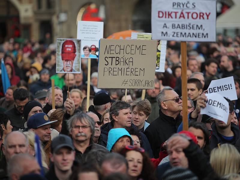 Lidé na Staroměstském náměstí v Praze demonstrují za nezávislost justice kvůli jmenování Marie Benešové ministryní spravedlnosti (6. května 2019).