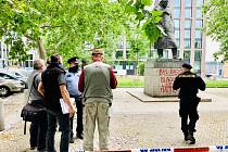 Na Žižkově někdo počmáral sochu Winstona Churchilla na protest proti rasismu.