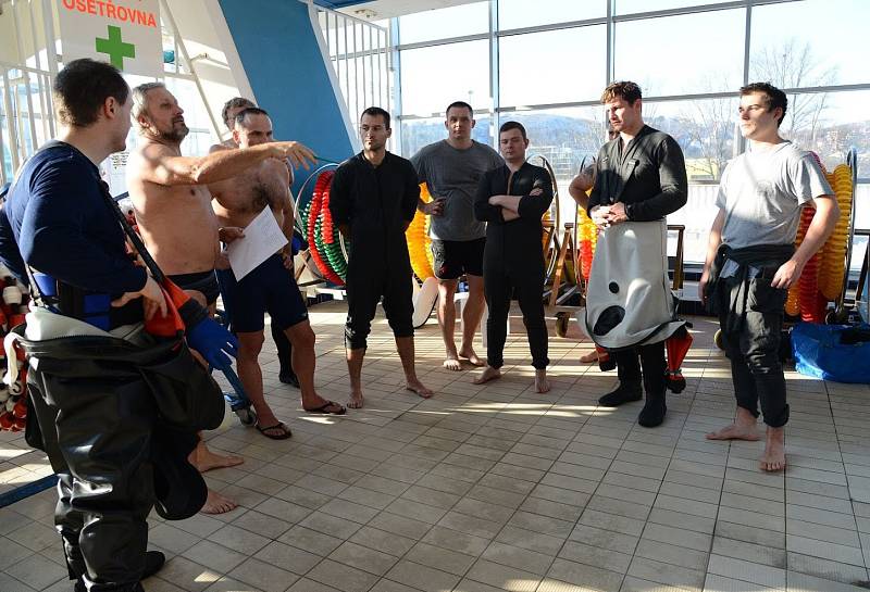 Pražští hasičští potápěči absolvovali zdokonalovací výcvik.