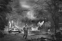 Ikonická fotografie Jiřího Všetečky z 21. srpna 1968 - hořící Vinohradská ulice před rozhlasem.