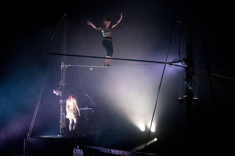 Festival adrenalinově zahájila provazochodkyně Johanne Humblet, která na Open Air scéně vysoko nad hlavami diváků zdolává jeden risk za druhým. Za své vystoupení sklidila bouřlivý potlesk, diváků sedících na zemi v trávě arény pod širým nebem. Vystoupení 