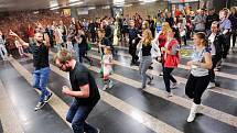 „Pořádný tanec“ slibovalo už v pondělí rozhlasové hlášení v metru – a ve středu odpoledne se to stane skutečností.