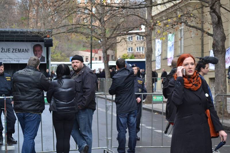 Oslavy 26. výročí Sametové revoluce 17. listopadu v Praze na Albertově.