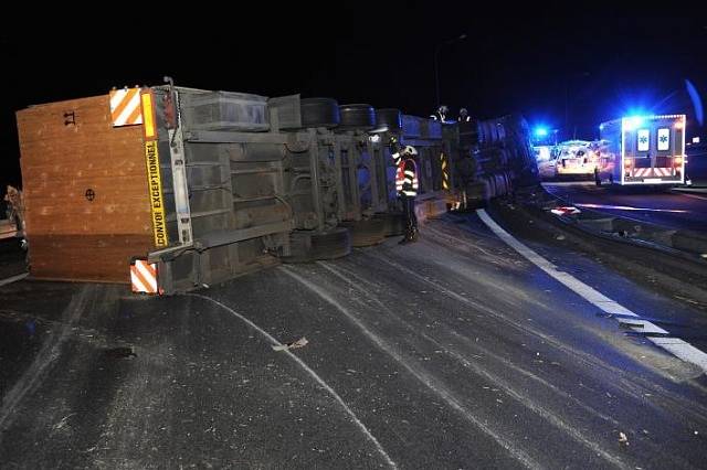 Dopravní nehoda kamionu na nájezdu na Vysočanskou radiálu na severovýchodním okraji Prahy.