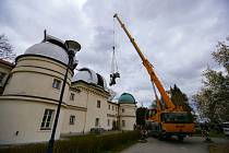 Z demontáže největšího dalekohledu Štefánikovy hvězdárny na pražském Petříně kvůli renovaci přístroje v německé Jeně.