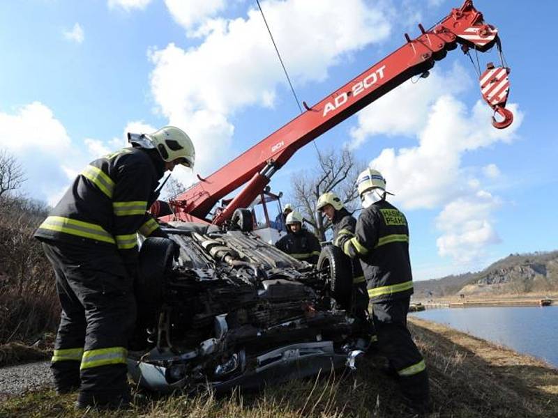 Vyproštění automobilu z Vltavy.