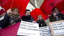 Pochod proti násilí páchaného na lidech poskytujících sexuální služby uspořádal v Praze spolek Rozkoš bez rizika.