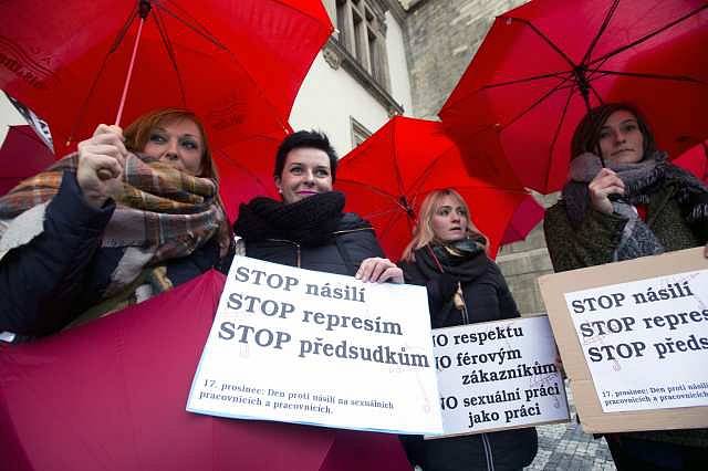 Pochod proti násilí páchaného na lidech poskytujících sexuální služby uspořádal v Praze spolek Rozkoš bez rizika.
