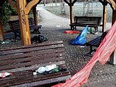 Pražský park Stromovka trpí. Vandalové ničí vybavení i zeleň