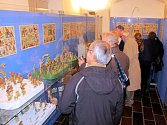 Výstava zachycuje betlémy od nejstarších archů vzniklých v tiskařských dílnách 19. století, přes rozkládací barvotiskové reliéfní betlémy počátku 20. století.