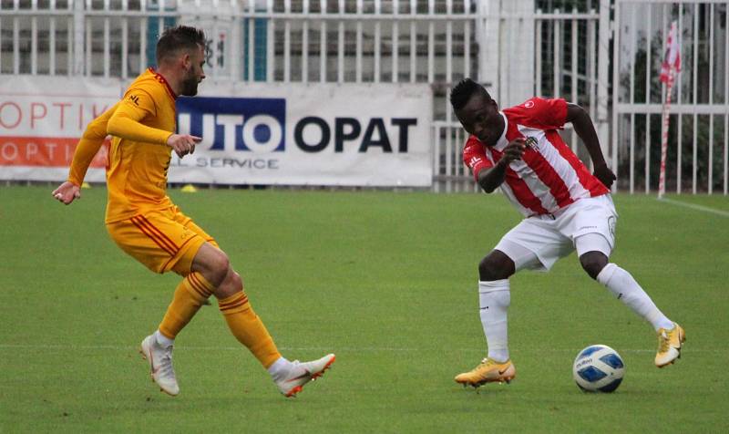 Deváté kolo druhé nejvyšší fotbalové soutěže v pátek odpoledne odstartovalo derby Žižkov - Dukla.