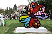 Kontroverzní socha motýla na Ortenově náměstí vzbuzuje rozpaky. 