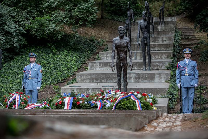 PIETNÍ SHROMÁŽDĚNÍ k uctění památky obětí komunismu se v pondělí konala také u Památníku obětí komunismu na Újezdě.