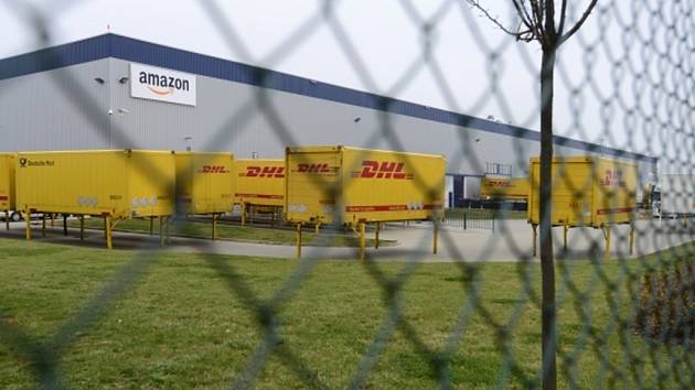 Americký internetový obchod Amazon plánuje v Dobrovízi u Prahy postavit nové distribuční centrum. Na snímku je objekt, který je již v provozu.