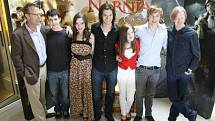 Zleva Mark Johnson, Skandar Keynes, Anna Popplewell, Ben Barnes, Georgie Henley, William Moseley, Andrew Adamson. 