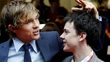 Zleva herci William Moseley a Skandard Keynes.