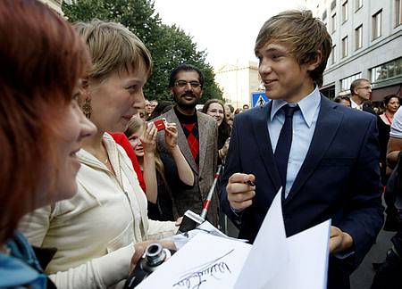 Herec William Moseley rozdává autogramy.