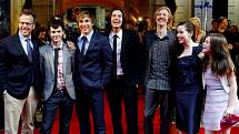 Zleva producent Mark Johnson, herci Skandar Keynes, William Moseley, Ben Barnes, režisér Andrew Adamson, Anna Popplewellová a Georgie Henley.