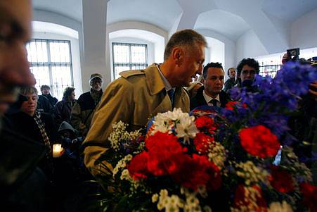 Dopoledne přišel premiér Mirek Topolánek, který si musel vyslechnout demonstranty proti radaru.